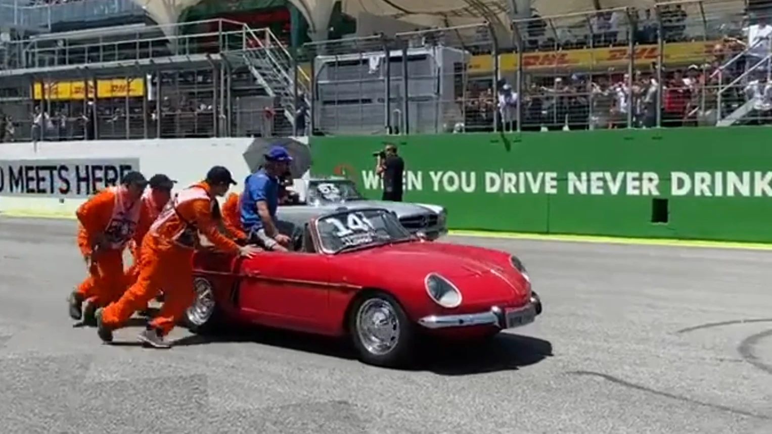 A Fernando Alonso ya no le puede pasar nada más: ¡Tuvieron que empujar su coche en el 'drivers parade' de Brasil!