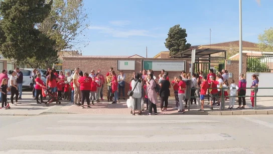 Un colegio de Velez-Málaga reubica a 600 alumnos por grietas: los padres denuncian que algunos centros están a varios kilómetros Un colegio de Velez-Málaga reubica a 600 alumnos por grietas: los padres denuncian que algunos centros están a varios kilómetros