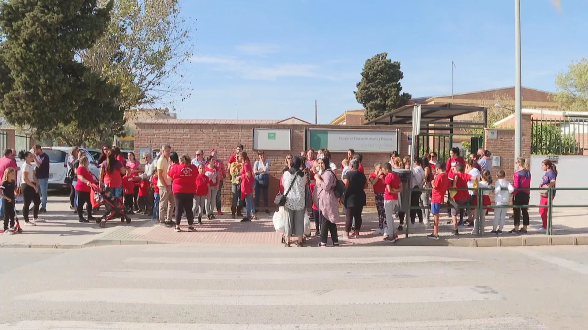 Un colegio de Velez-Málaga reubica a 600 alumnos por grietas: los padres denuncian que algunos centros están a varios kilómetros