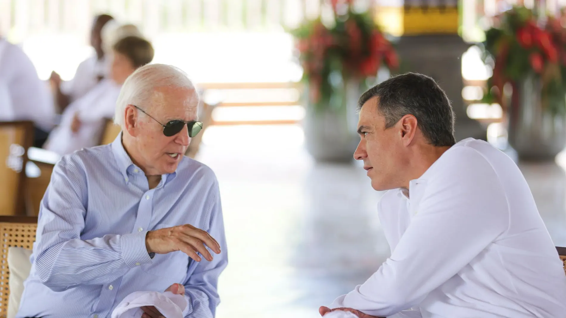 Pedro Sánchez conversa con Joe Biden durante la cumbre del G20 en Indonesia