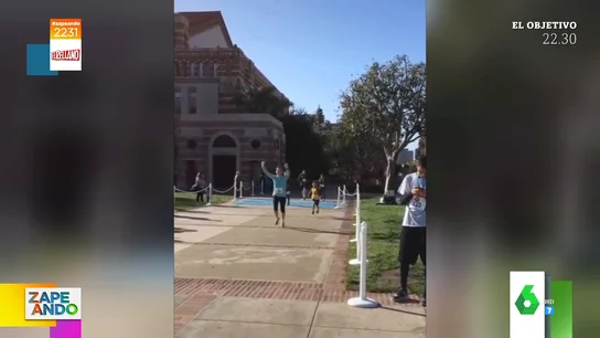 Así adelanta un niño a una mujer que iba a ganar una carrera cuando estaba celebrándolo Así adelanta un niño a una mujer que iba a ganar una carrera cuando estaba celebrándolo
