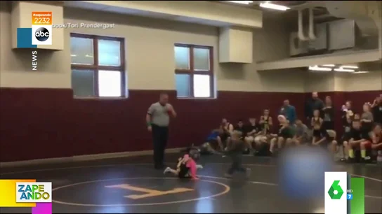El momento en el que un niño interrumpe una competición de lucha porque están pegando a su hermana El momento en el que un niño interrumpe una competición de lucha porque están pegando a su hermana