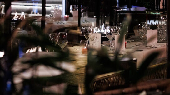 Una mesa preparada para una cena de Navidad en la Puerta de Alcal&aacute;.