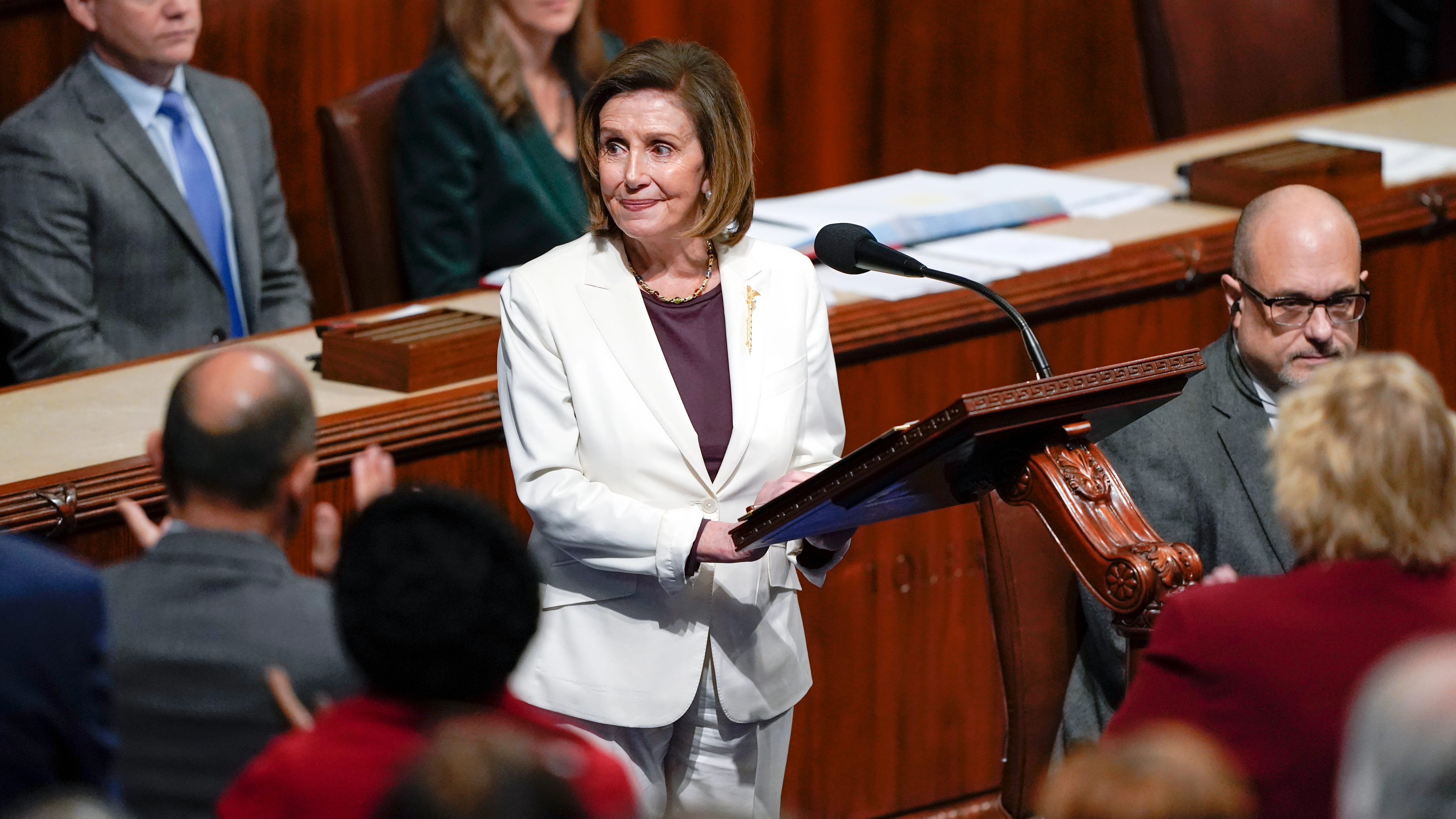 Nancy Pelosi, ovacionada en su adiós como líder demócrata en la Cámara baja de Estados Unidos