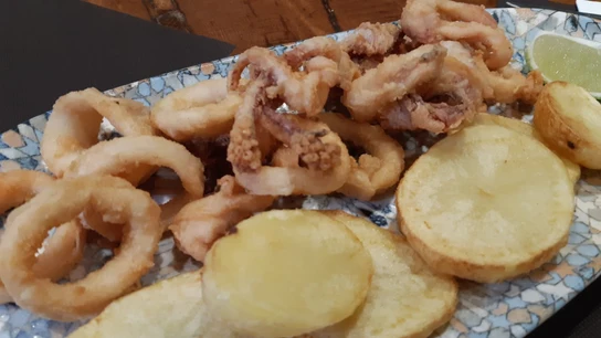 Un plato de calamares fritos Un plato de calamares fritos