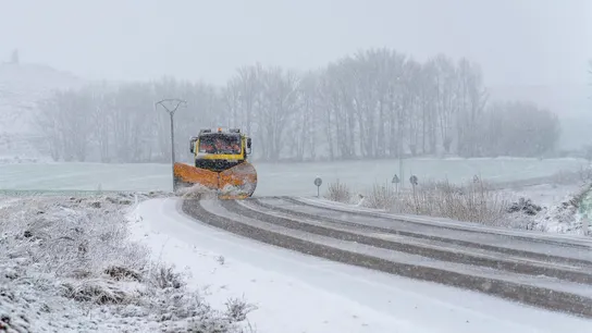 En la imagen de archivo, una máquina quitanieves limpia la carretera. En la imagen de archivo, una máquina quitanieves limpia la carretera.