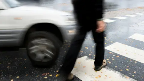 Paso de peatones Multa por salpicar a un peatón