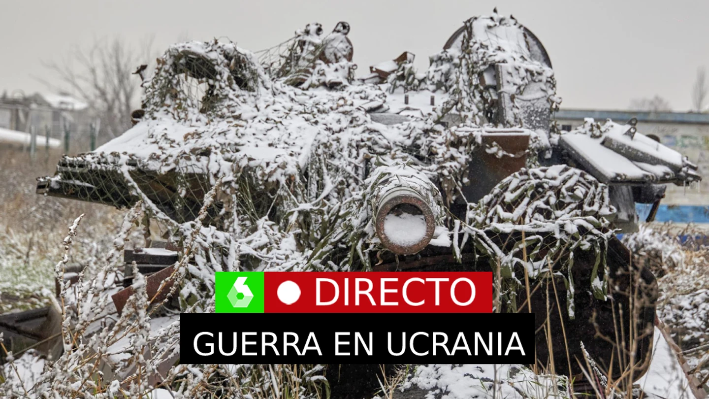 Un tanque dañado cubierto de nieve en la región de Járkov, Ucrania Un tanque dañado cubierto de nieve en la región de Járkov, Ucrania