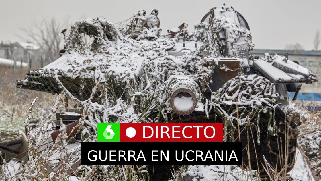 Un tanque dañado cubierto de nieve en la región de Járkov, Ucrania