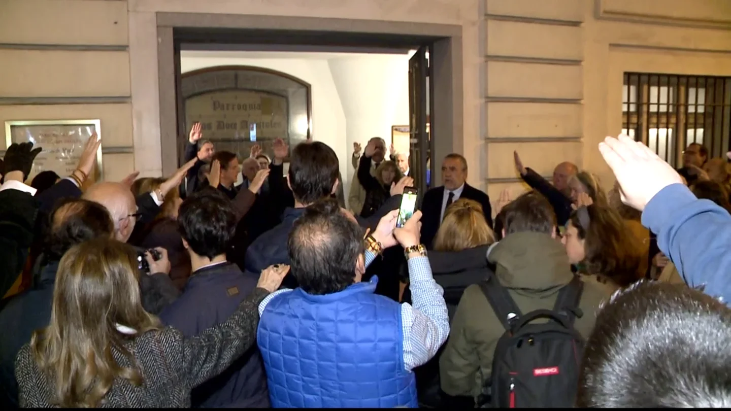 Primera misa homenaje a Franco con saludos fascistas y el 'Cara al sol' con la Ley de Memoria Democrática Primera misa homenaje a Franco con saludos fascistas y el 'Cara al sol' con la Ley de Memoria Democrática