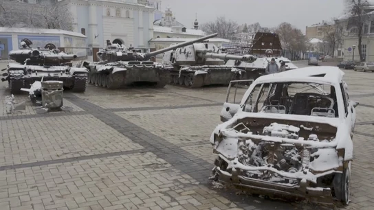 Tanques y un coche destruido durante la nevada en Kiev Tanques y un coche destruido durante la nevada en Kiev