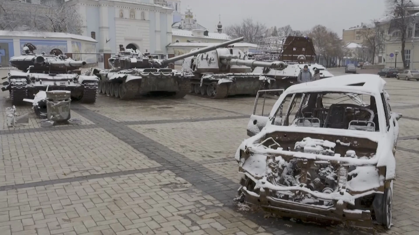 Tanques y un coche destruido durante la nevada en Kiev Tanques y un coche destruido durante la nevada en Kiev