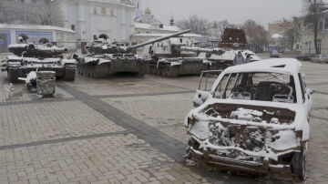 Tanques y un coche destruido durante la nevada en Kiev
