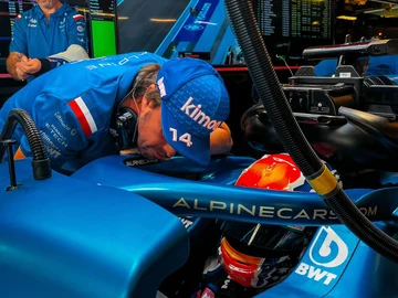 Fernando Alonso, junto a Jack Doohan Fernando Alonso, junto a Jack Doohan