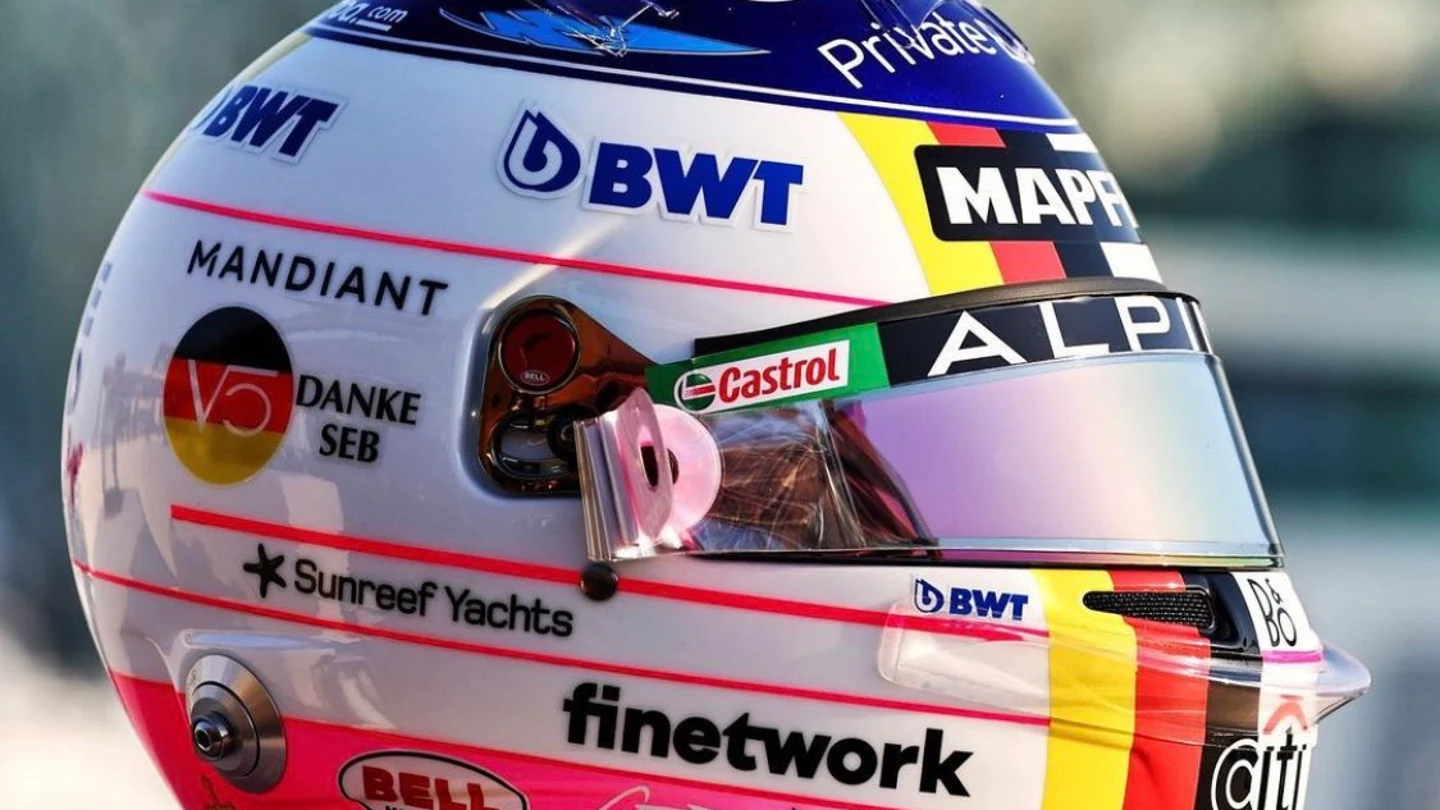 El casco de Fernando Alonso en homenaje a Sebastian Vettel El casco de Fernando Alonso en homenaje a Sebastian Vettel