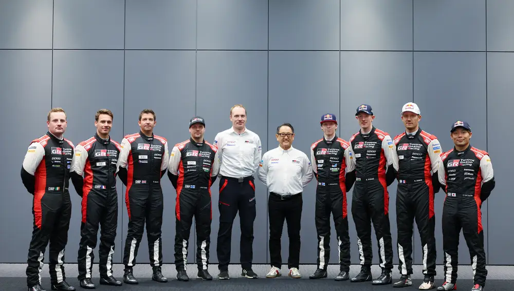 El equipo completo para el WRC 2023 junto a Akio Toyoda