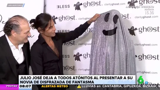 Julio José Iglesias presenta a su novia "fantasma": "Los allí presentes no daban crédito del momento surrealista" Julio José Iglesias presenta a su novia "fantasma": "Los allí presentes no daban crédito del momento surrealista"