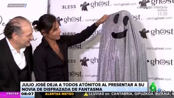 Julio José Iglesias presenta a su novia "fantasma": "Los allí presentes no daban crédito del momento surrealista"