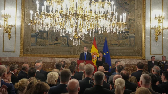 El rey Felipe VI, acompañado de la reina Letizia, pronuncia un discurso hoy domingo durante la audiencia en el Palacio Real a los asistentes a la Asamblea Parlamentaria de la OTAN. El rey Felipe VI, acompañado de la reina Letizia, pronuncia un discurso hoy domingo durante la audiencia en el Palacio Real a los asistentes a la Asamblea Parlamentaria de la OTAN.