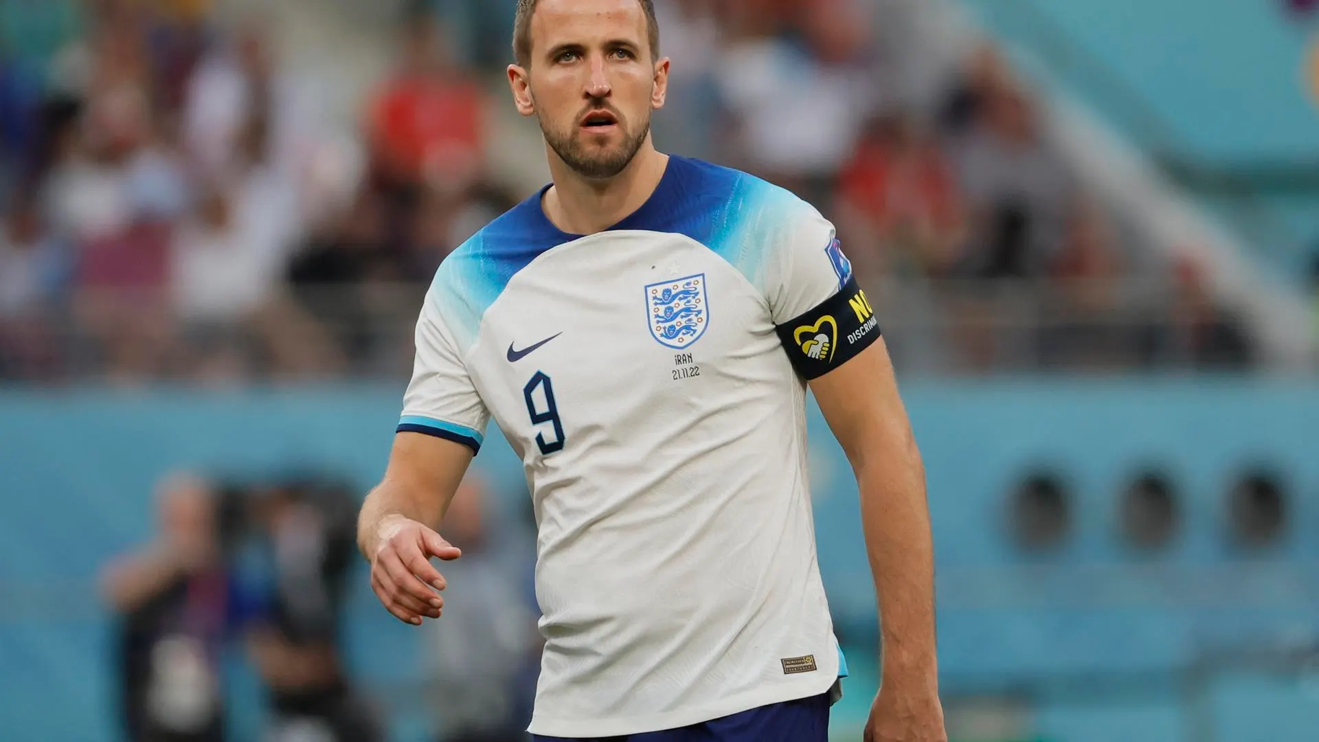 Harry Kane sin el brazalete multicolor de la iniciativa "OneLove"