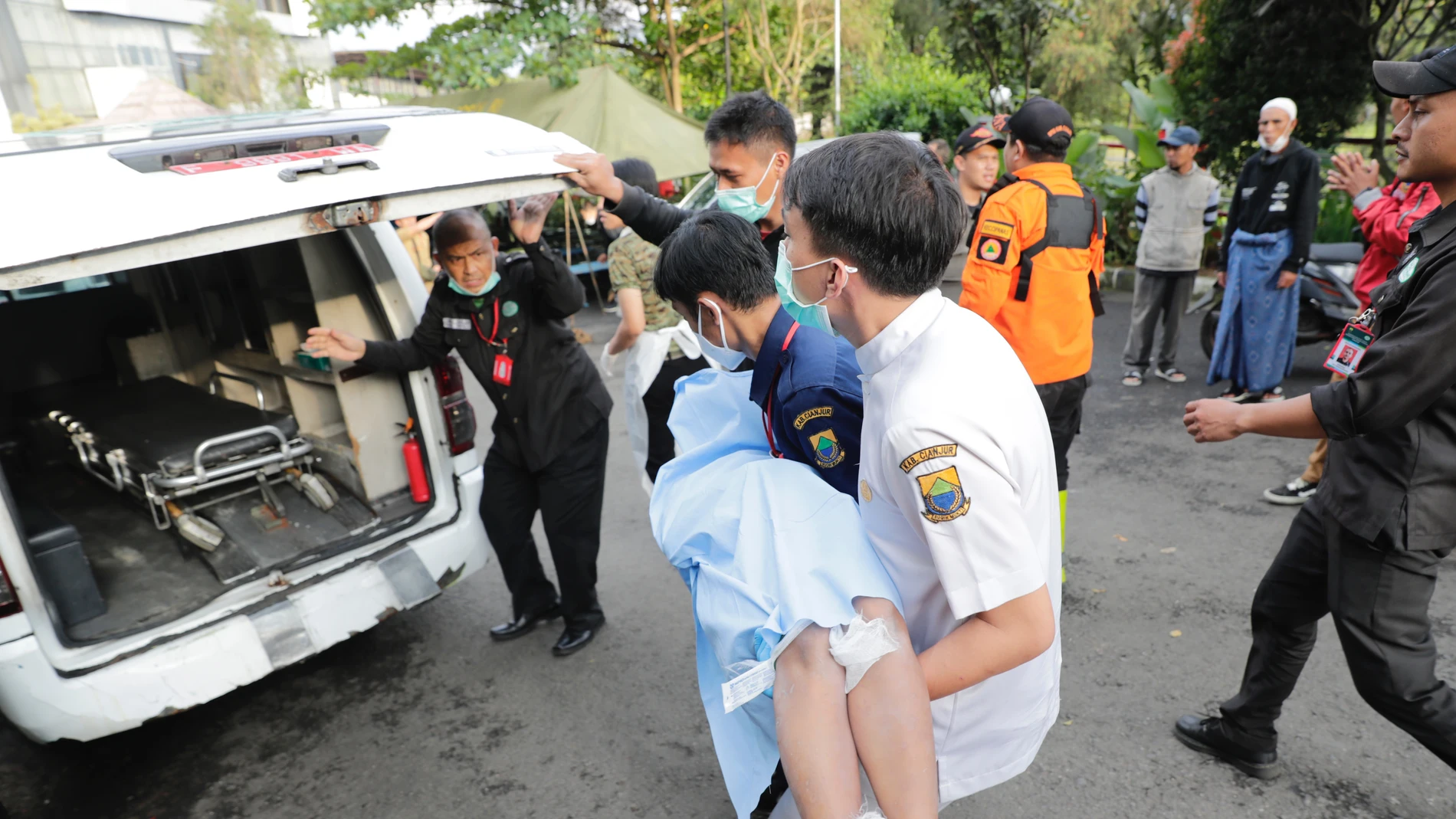 Los rescatistas y una madre llevan el cuerpo de un niño víctima del terremoto que azotó a Cianjur, Indonesia.