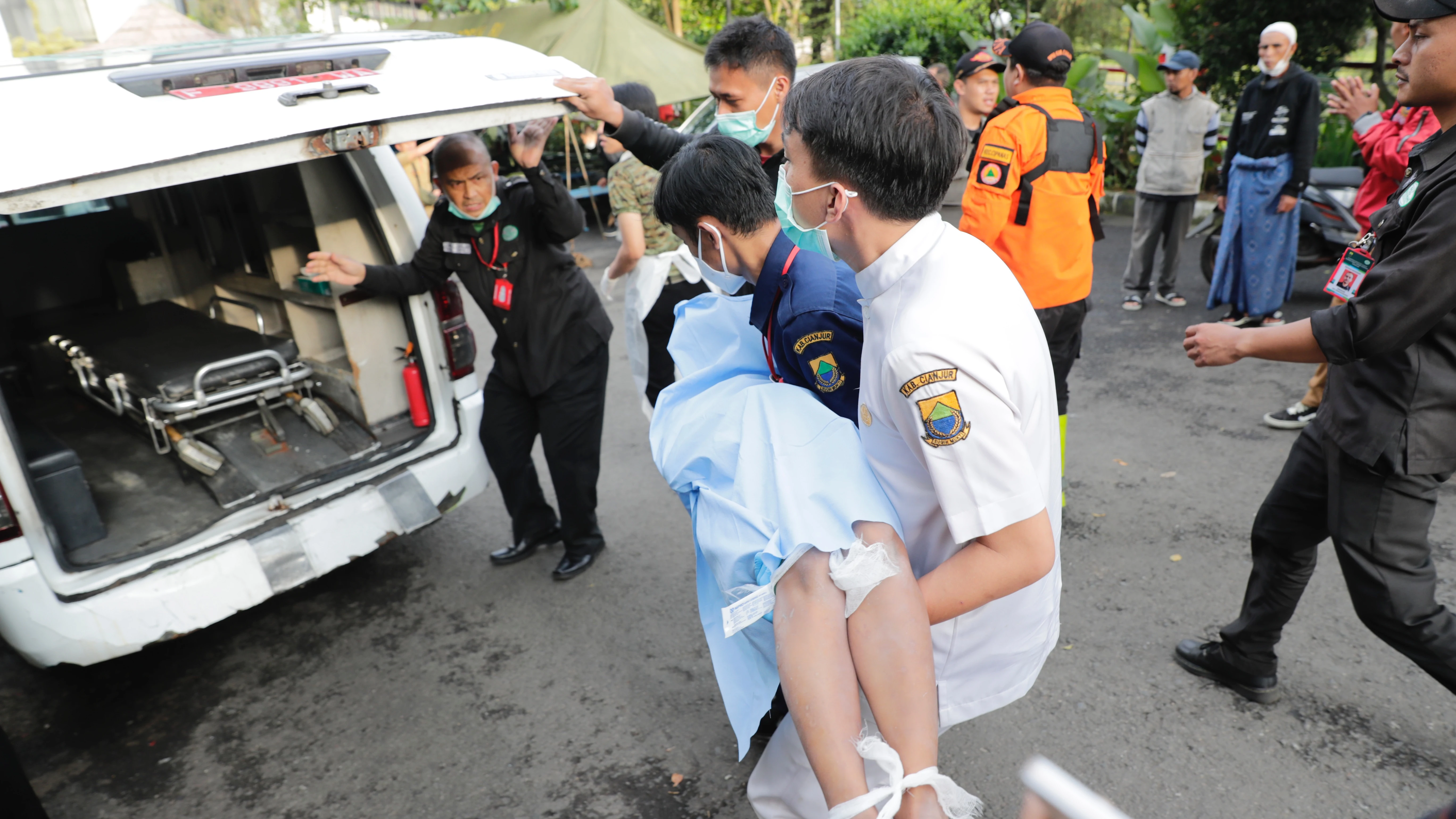 Los rescatistas y una madre llevan el cuerpo de un niño víctima del terremoto que azotó a Cianjur, Indonesia.