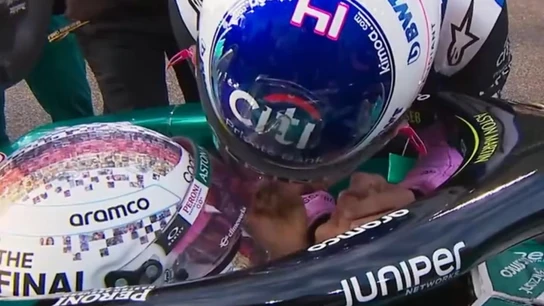 El gesto de leyenda de Fernando Alonso con Sebastian Vettel antes de arrancar el GP de Abu Dhabi El gesto de leyenda de Fernando Alonso con Sebastian Vettel antes de arrancar el GP de Abu Dhabi