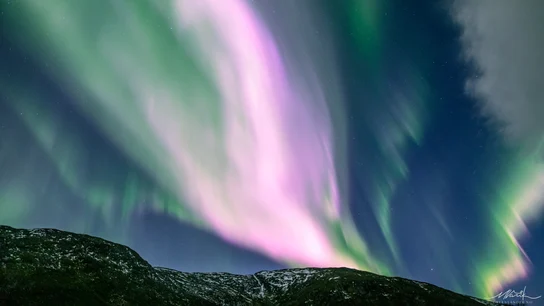 Una explosión de auroras boreales cubren el cielo de Noruega de rosa Una explosión de auroras boreales cubren el cielo de Noruega de rosa