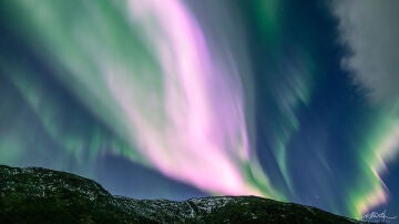Una explosión de auroras boreales cubren el cielo de Noruega de rosa