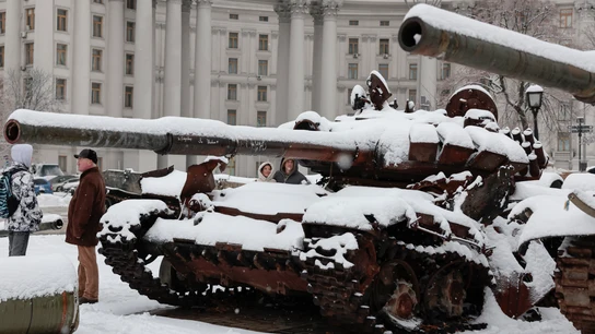 La gente mira los tanques rusos destruidos en la plaza Mykhailivs'ka (Kiev) mientras cae la nieve, a 19 de noviembre de 2022. La gente mira los tanques rusos destruidos en la plaza Mykhailivs'ka (Kiev) mientras cae la nieve, a 19 de noviembre de 2022.