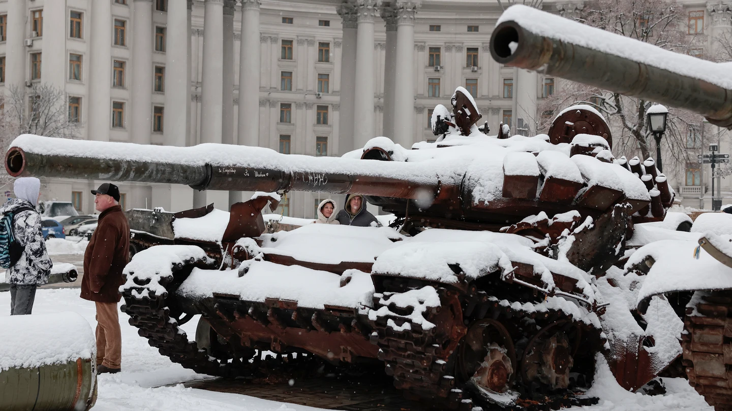 La gente mira los tanques rusos destruidos en la plaza Mykhailivs'ka (Kiev) mientras cae la nieve, a 19 de noviembre de 2022. La gente mira los tanques rusos destruidos en la plaza Mykhailivs'ka (Kiev) mientras cae la nieve, a 19 de noviembre de 2022.