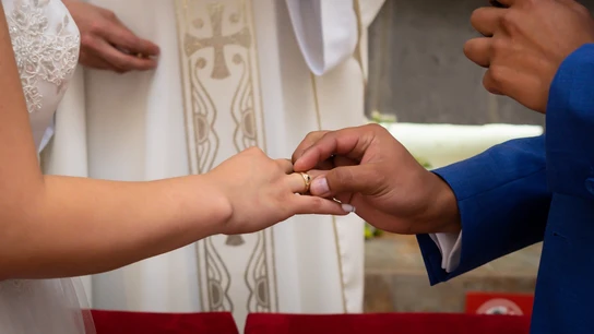 Una pareja se casa por la iglesia Una pareja se casa por la iglesia
