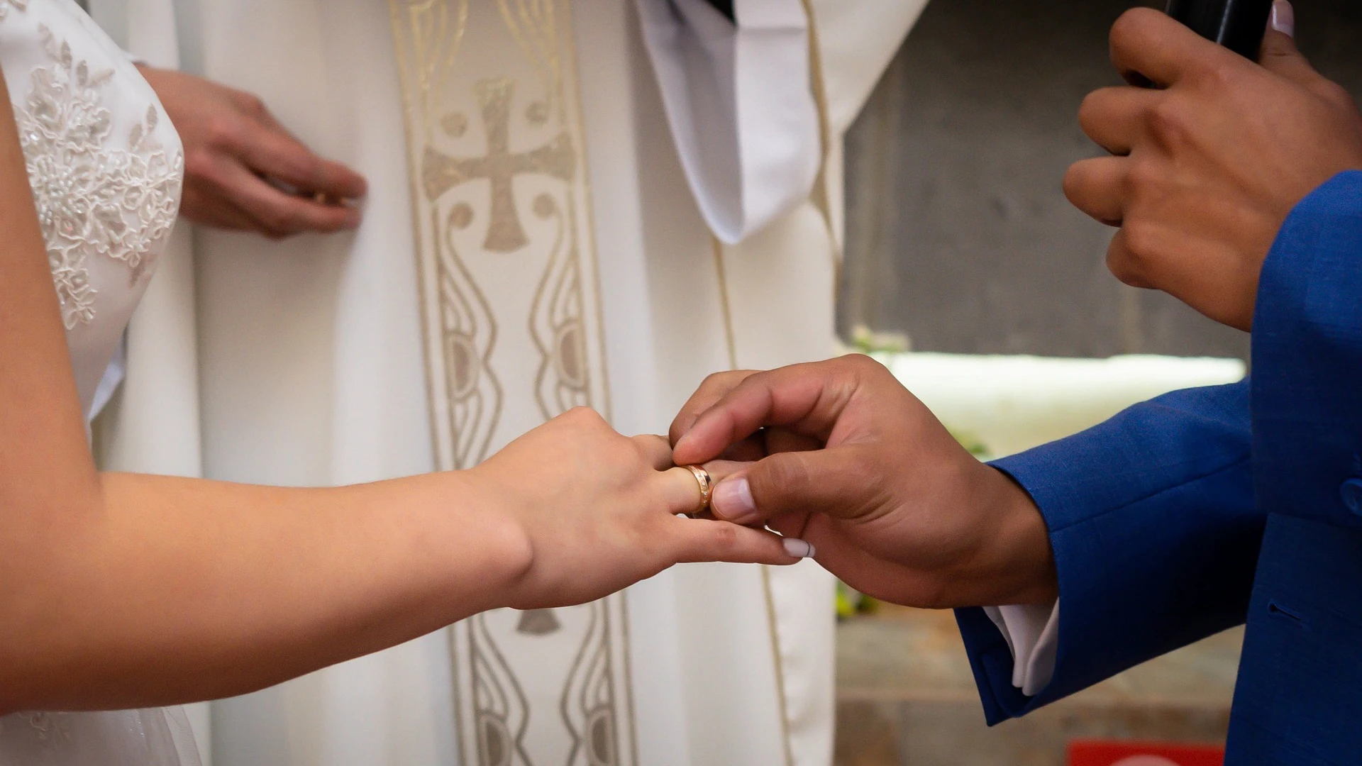 Una pareja se casa por la iglesia