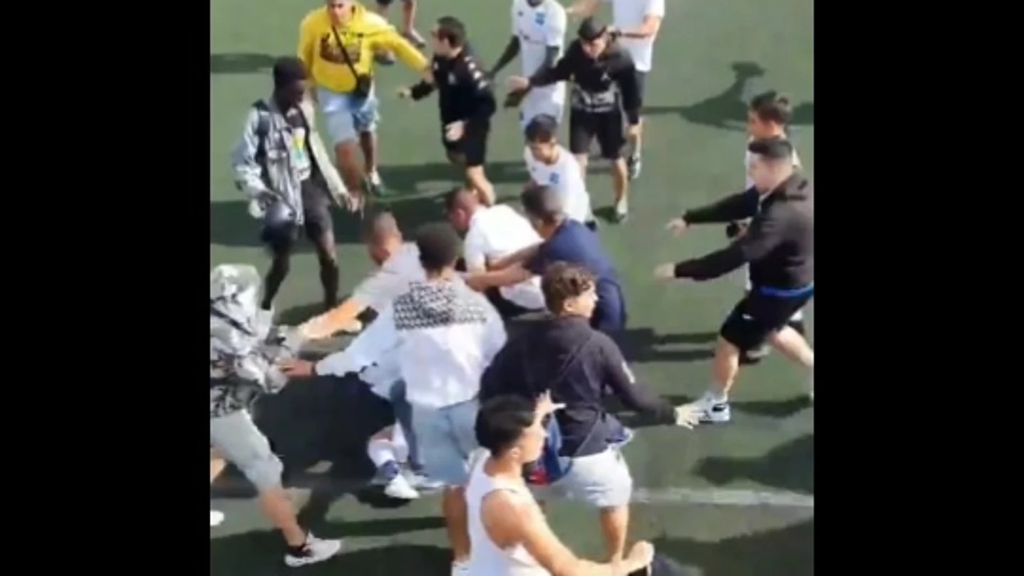 Vergüenza en el fútbol canario: aficionados saltan al campo para agredir a unos juveniles Vergüenza en el fútbol canario: aficionados saltan al campo para agredir a unos juveniles