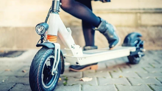 Imagen de archivo de un patinete eléctrico. Imagen de archivo de un patinete eléctrico.