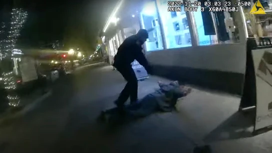 La Policía de Nueva York dispara hasta 10 veces a un agente fuera de servicio tras negarse a tirar el arma La Policía de Nueva York dispara hasta 10 veces a un agente fuera de servicio tras negarse a tirar el arma