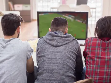 Amigos viendo un partido de fútbol Amigos viendo un partido de fútbol