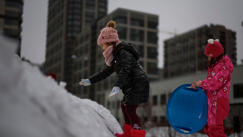  Varios niños juegan en un descanso en la Escuela Spilno el 21 de noviembre de 2022 en Kiev, Ucrania.