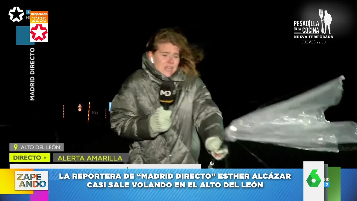 La angustiosa conexión de esta reportera para confirmar que el viento y el frío han llegado a Madrid La angustiosa conexión de esta reportera para confirmar que el viento y el frío han llegado a Madrid