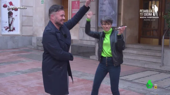 Gabriel Rufián enseña a Thais Villas cómo se baila 'Quédate' de Quevedo con "copa" incluida: "Ahora entro en el pleno así" Gabriel Rufián enseña a Thais Villas cómo se baila 'Quédate' de Quevedo con "copa" incluida: "Ahora entro en el pleno así"