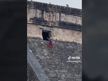 Una mujer es agredida tras bailar sobre la pirámide de Chichen Itza en México Una mujer es agredida tras bailar sobre la pirámide de Chichen Itza en México
