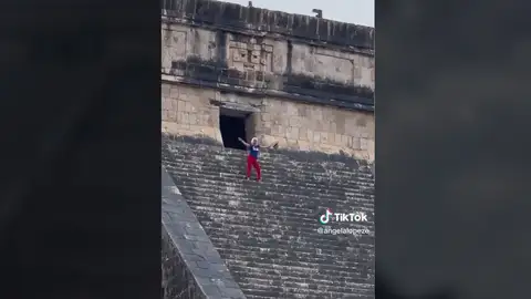 Una mujer es agredida tras bailar sobre la pirámide de Chichen Itza en México Una mujer es agredida tras bailar sobre la pirámide de Chichen Itza en México