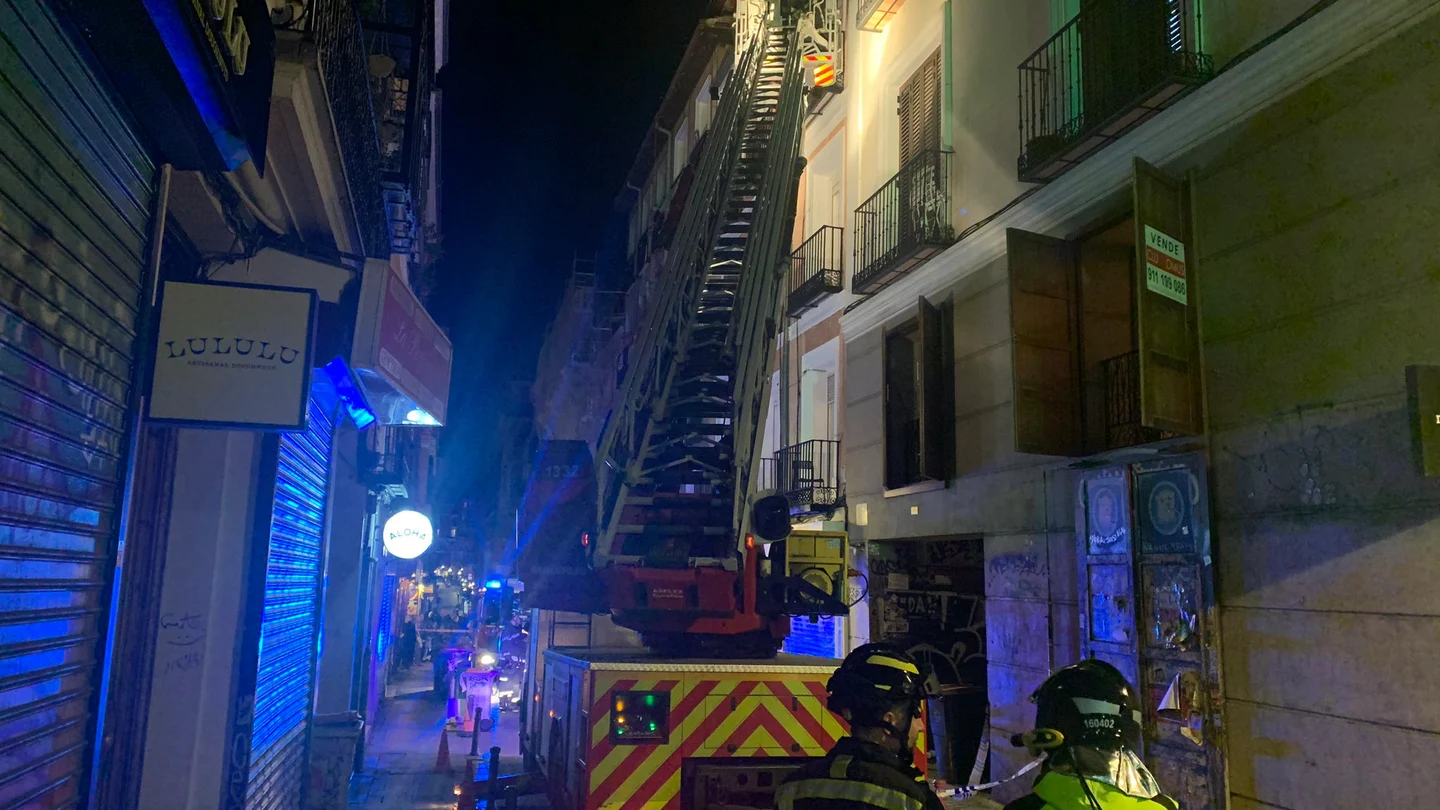 Herido grave un hombre tras caerle una losa de una fachada en Malasaña, Madrid Herido grave un hombre tras caerle una losa de una fachada en Malasaña, Madrid