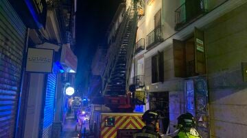 Herido grave un hombre tras caerle una losa de una fachada en Malasaña, Madrid