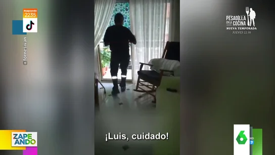El golpe viral de un bombero contra un cristal que demuestra que no solo el fuego es peligroso El golpe viral de un bombero contra un cristal que demuestra que no solo el fuego es peligroso