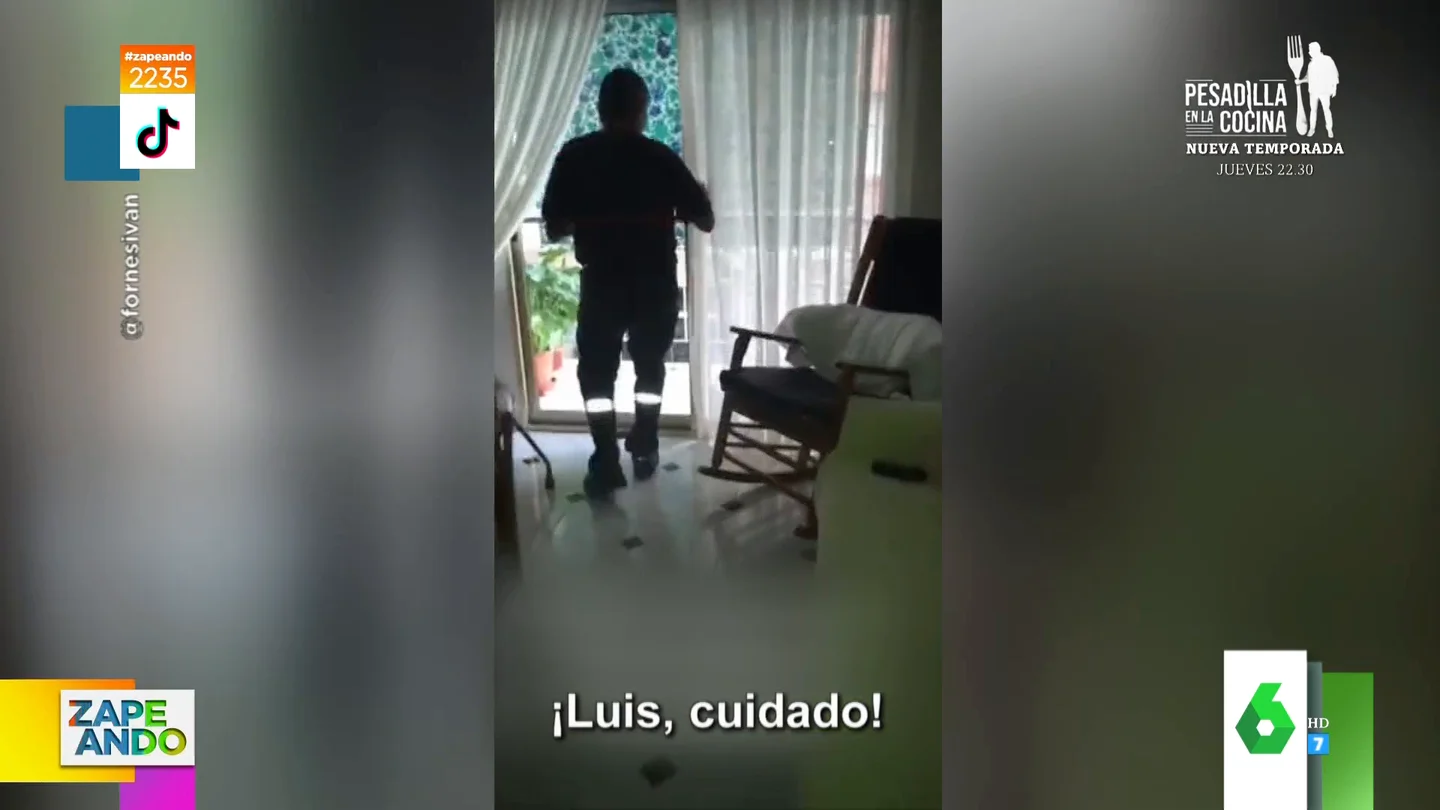 El golpe viral de un bombero contra un cristal que demuestra que no solo el fuego es peligroso El golpe viral de un bombero contra un cristal que demuestra que no solo el fuego es peligroso