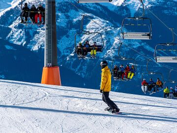 Personas esquiando en una estación de Esquí