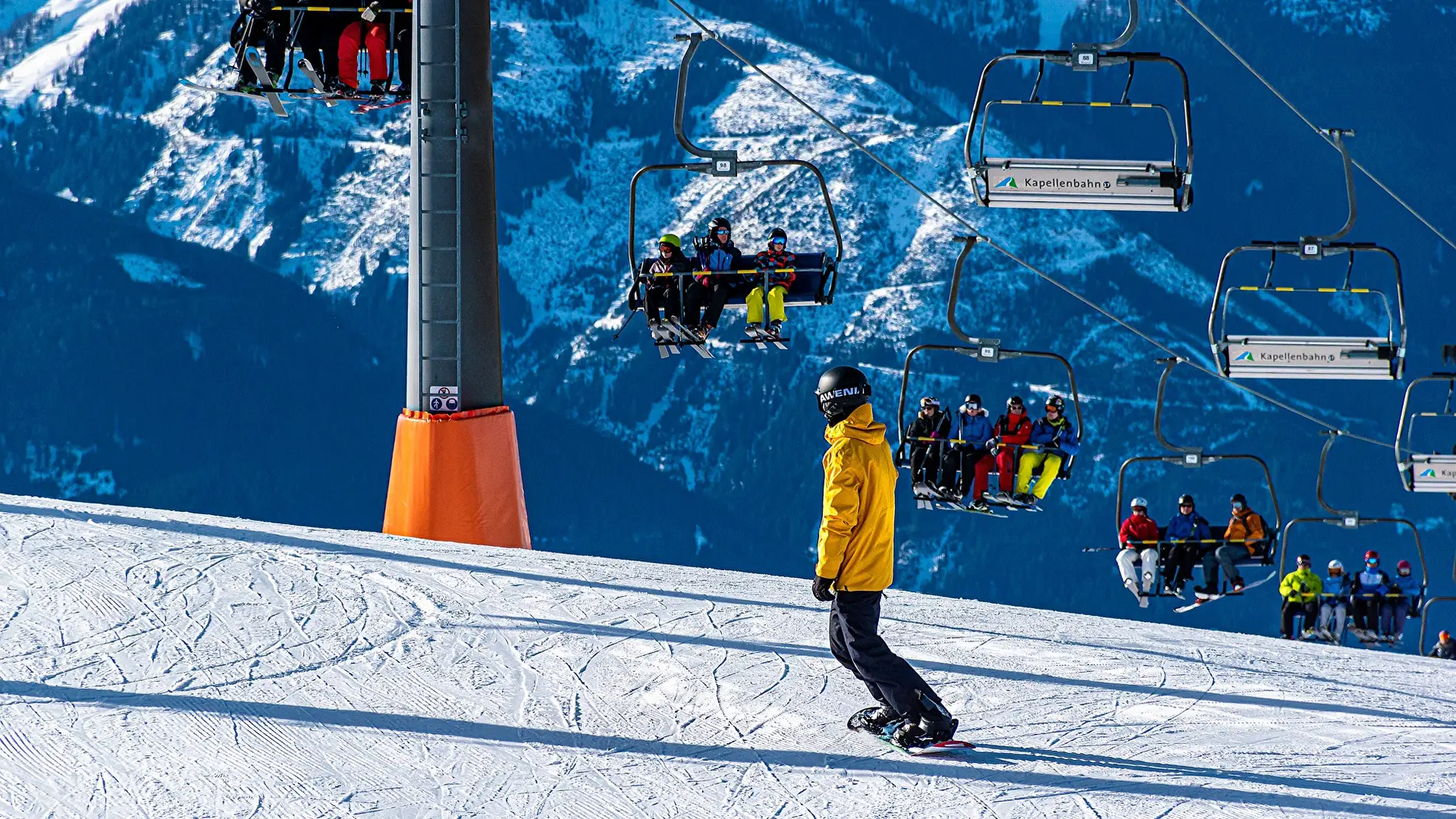 Personas esquiando en una estación de Esquí