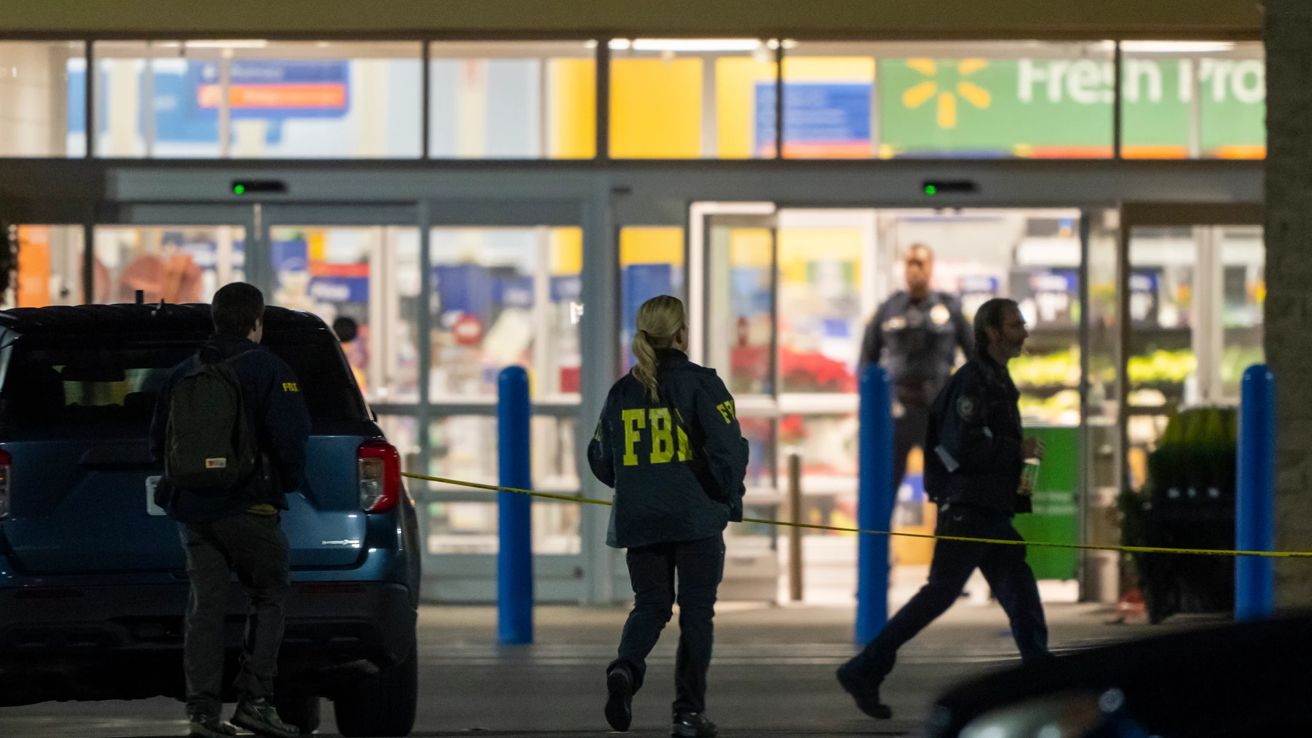 Agentes de Policía en la escena del tiroteo en un Walmart de Virginia