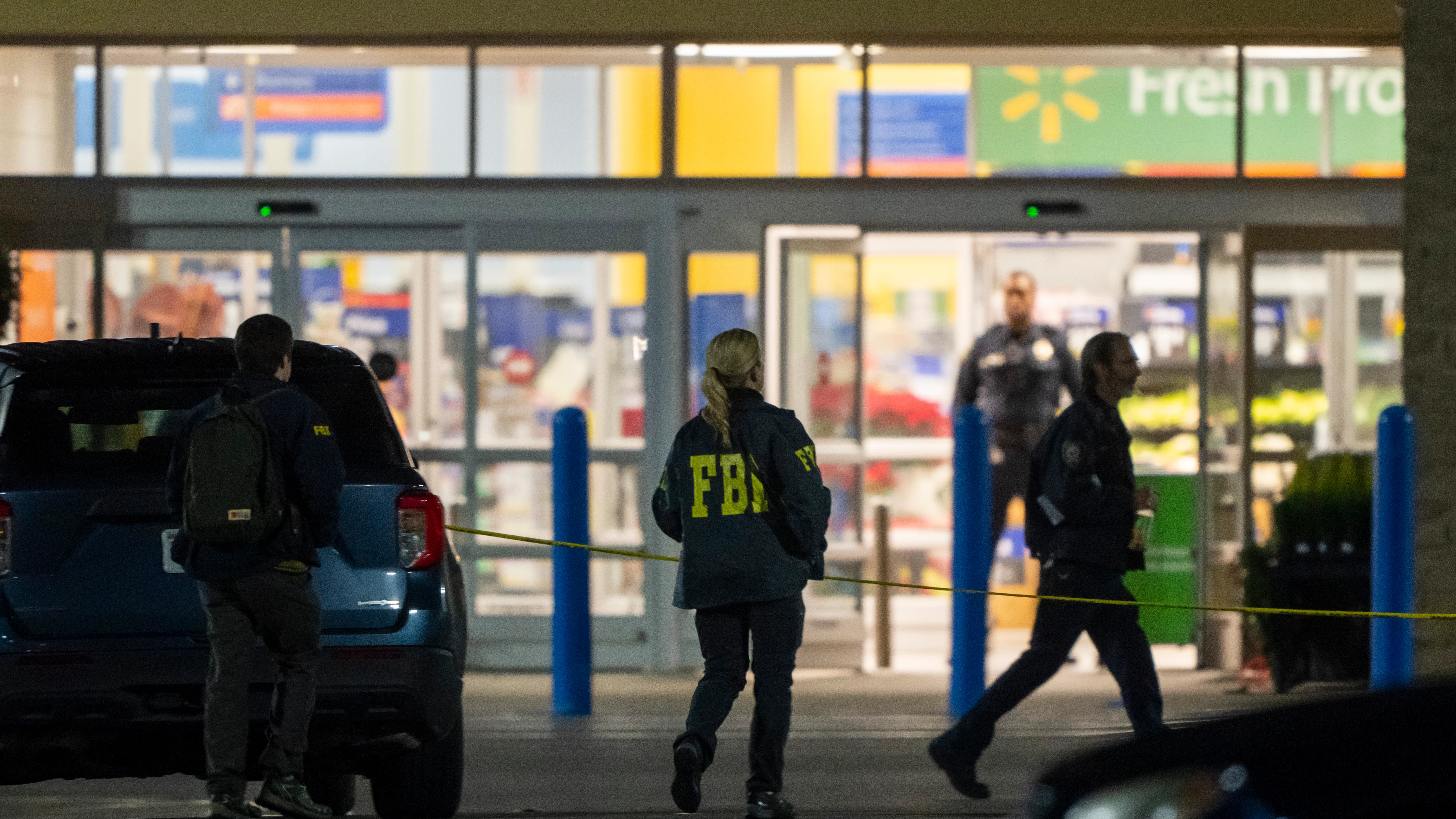 Agentes de Policía en la escena del tiroteo en un Walmart de Virginia